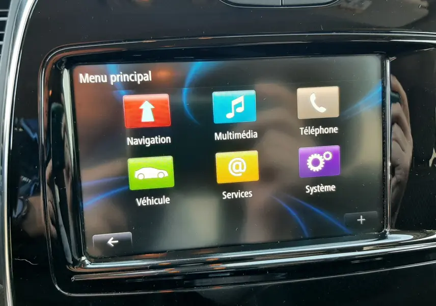 Écran tactile du système multimédia Renault Captur 2019, affichant le menu principal avec options colorées.