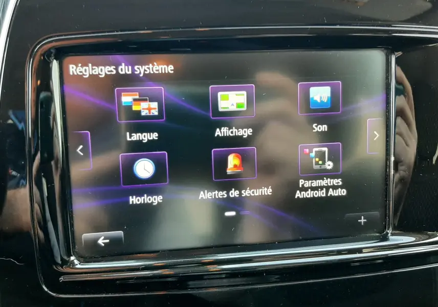 Écran tactile central du Renault Captur 2019 affichant les réglages système dans un intérieur noir brillant.