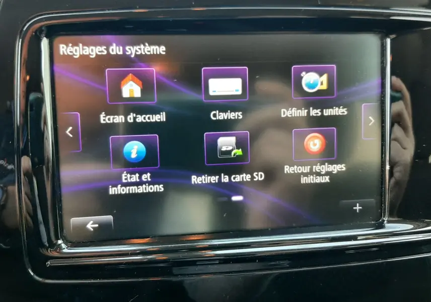 Écran tactile central du Renault Captur 2019 montrant le menu Réglages du système avec icônes colorées.