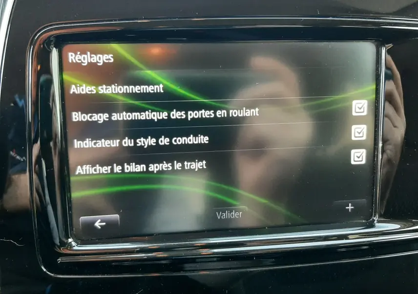Écran tactile central du Renault Captur 2019 montrant les réglages d’aides au stationnement et options de conduite.