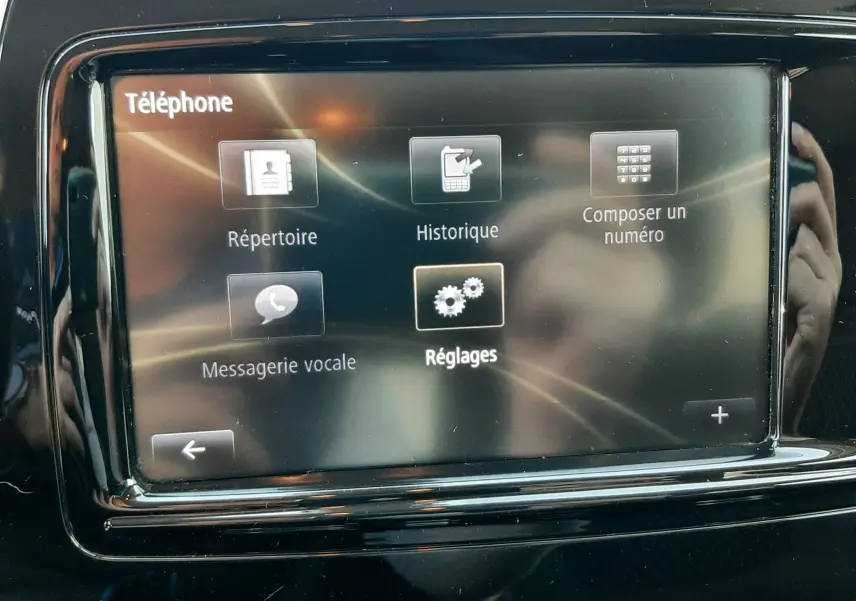 Écran tactile central du Renault Captur 2019 montrant le menu téléphone avec options de répertoire et réglages.