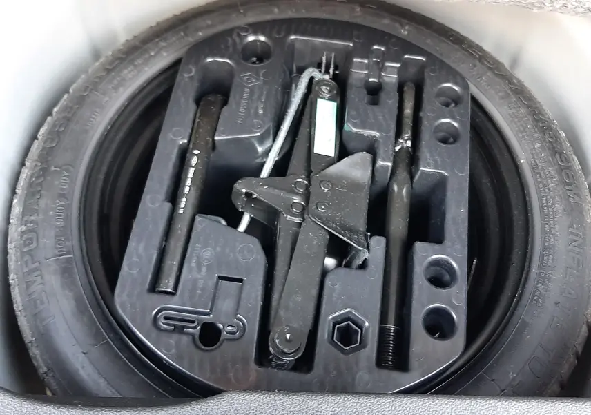 Gros plan sur la roue de secours et le kit d'outils de bord du Renault Captur blanc nacré toit noir 2019.