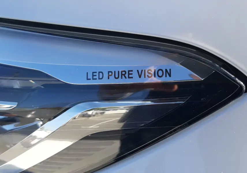 Gros plan sur le phare avant droit blanc nacré du Renault Captur 2019 avec inscription LED PURE VISION.