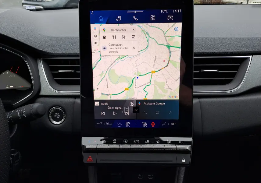 Écran tactile central affichant la navigation GPS dans l'habitacle d'une Renault Symbioz, vue de face.