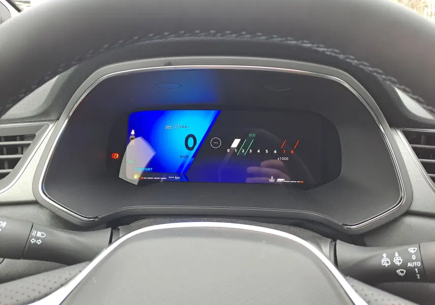 Tableau de bord numérique de la Renault Symbioz bleu mercure, affichage vitesse et compte-tours vu depuis le poste de conduite.
