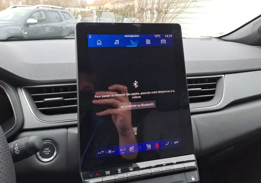 Vue intérieure centrée sur l’écran tactile vertical du tableau de bord du Renault Symbioz, finition noire.