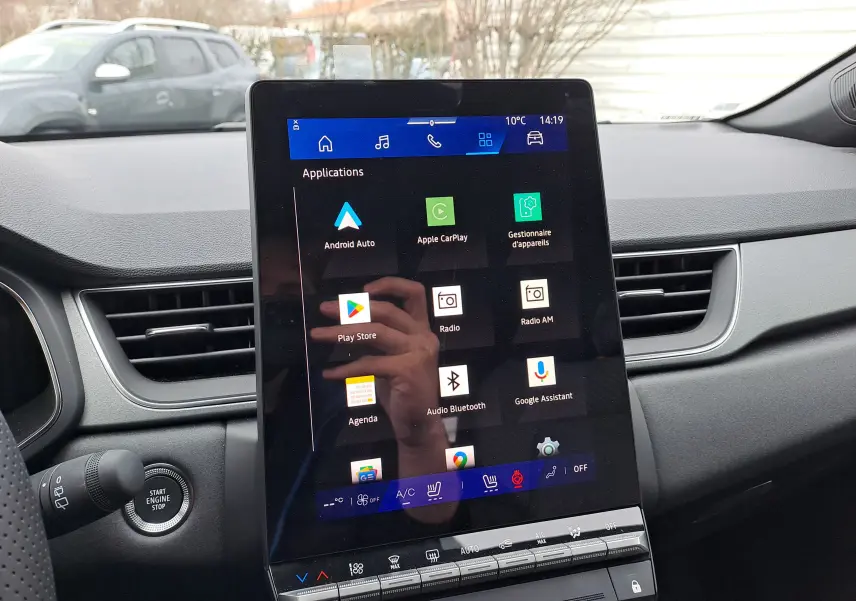 Vue intérieure centrée sur l’écran tactile vertical du tableau de bord du Renault Symbioz, avec commandes climatisation visibles.