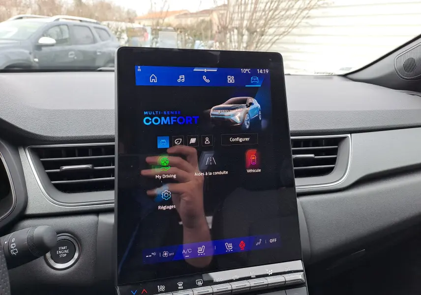 Écran tactile central du tableau de bord de la Renault Symbioz bleu mercure, vue intérieure frontale.