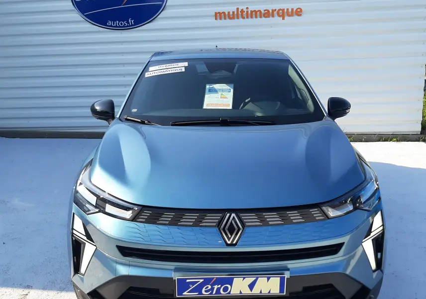 Vue intérieure avant du Renault Symbioz 2025, tableau de bord noir avec écran tactile vertical et volant multifonction.