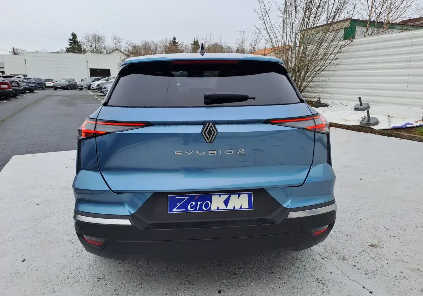 Vue arrière d'une Renault Symbioz bleu mercure avec feux arrière LED fins et vitre arrière teintée.