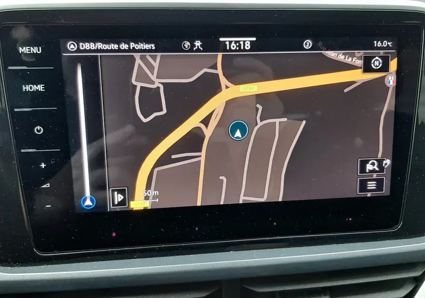 Écran tactile du système de navigation du Volkswagen T-Roc gris pyrite, vue intérieure centrée sur la carte GPS.