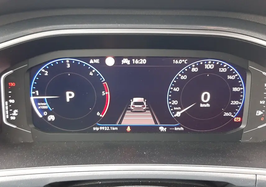 Tableau de bord numérique du Volkswagen T-Roc gris pyrite, affichant compte-tours, vitesse et indicateurs au centre.