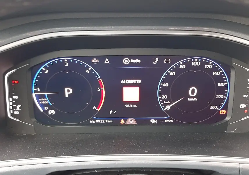 Tableau de bord numérique du Volkswagen T-Roc 2023 affichant la vitesse à 0 km/h et la radio sur Alouette.