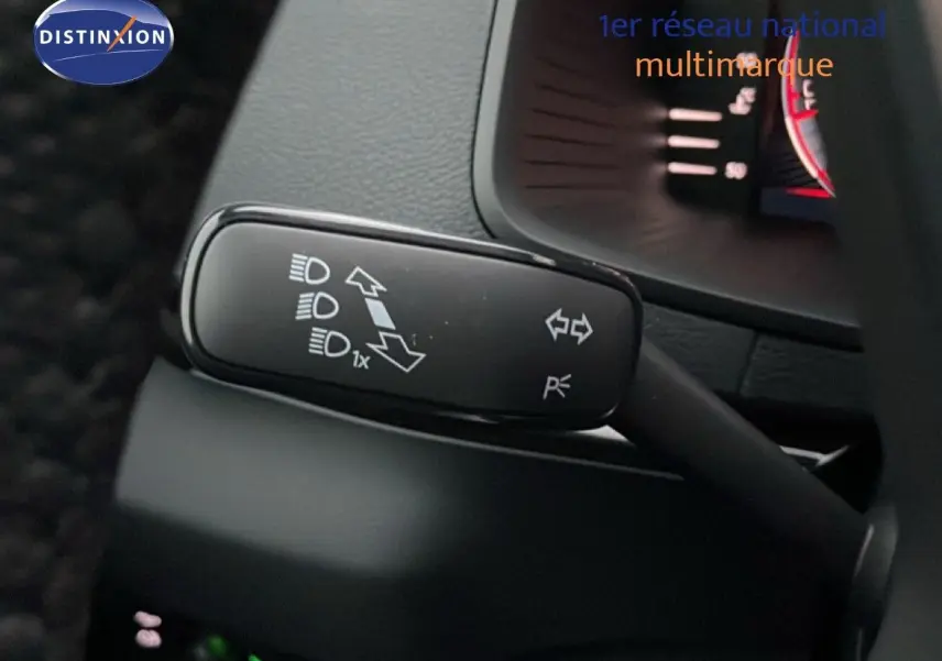 Gros plan sur la commande des feux et clignotants côté gauche du tableau de bord d’un Skoda Karoq gris argent 2025.