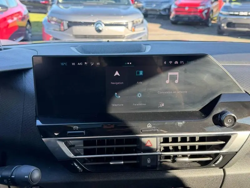 Vue intérieure du tableau de bord de la Citroën C4 2024 avec écran tactile et commandes centrales visibles.