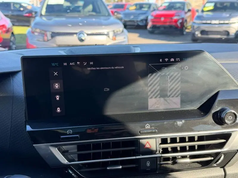 Vue intérieure du tableau de bord du Citroën C4 2024, avec écran tactile affichant la caméra de recul.