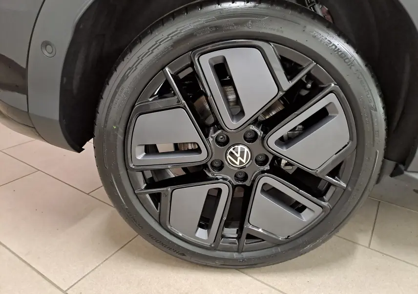 Gros plan sur la jante noire 19 pouces York du Volkswagen T-Roc 2026 en peinture Noir Ébène, version R-Line.