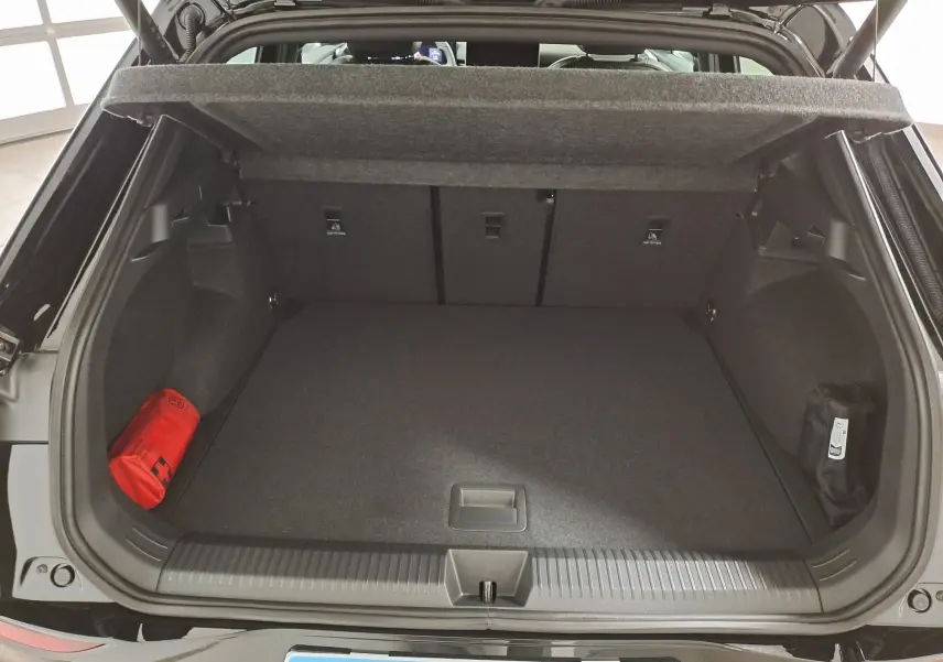 Coffre ouvert du Volkswagen T-Roc noir ébène 2026, vue arrière montrant un espace de rangement propre et organisé.