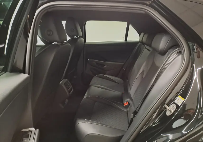 Vue intérieure côté droit des sièges arrière en cuir noir du Volkswagen T-Roc 2026 finition R-Line.