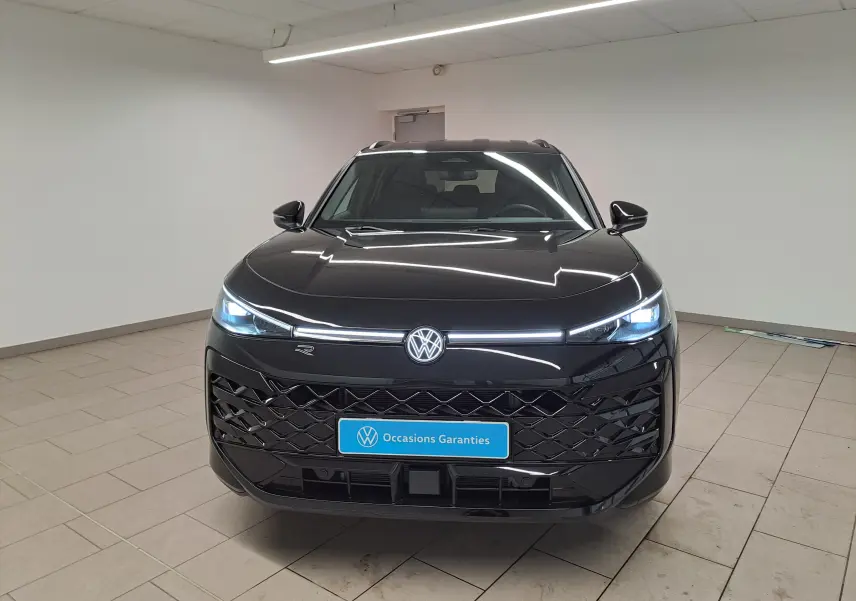 Volkswagen T-Roc 2026 noir ébène en vue frontale, avec phares matrix LED allumés et calandre R-Line distinctive.
