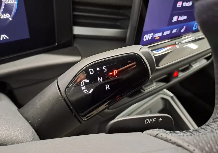 Gros plan sur le sélecteur de vitesses automatique du Volkswagen T-Roc 2026, affichant la position P en rouge.