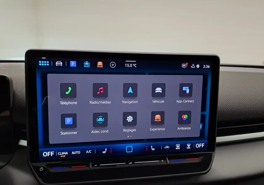 Écran tactile central du Volkswagen T-Roc 2026 affichant le menu principal avec options connectivité et réglages climatiques.