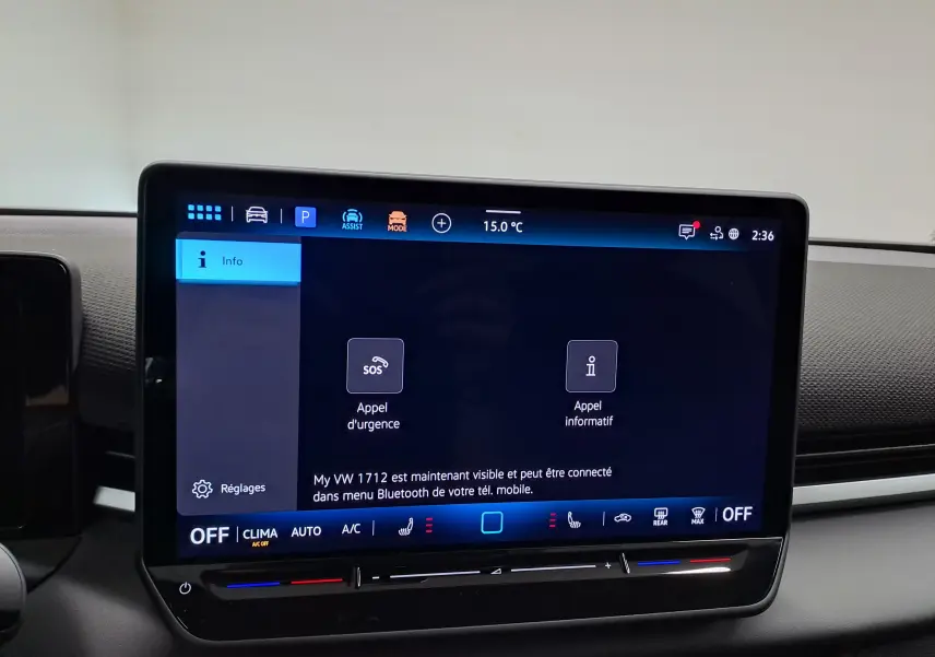 Écran tactile central du tableau de bord du Volkswagen T-Roc 2026 affichant les options d'appel d'urgence et informatif.