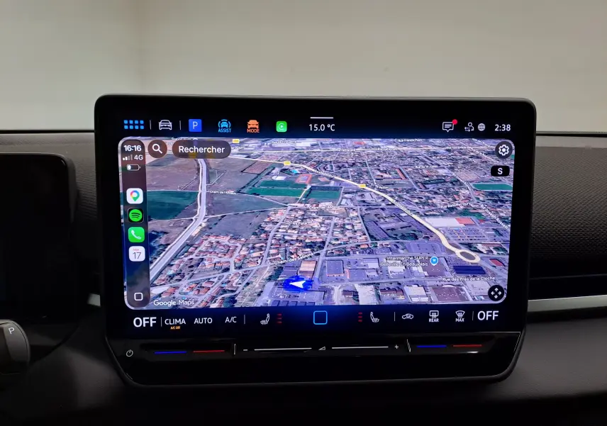 Écran tactile central du Volkswagen T-Roc 2026 noir, affichant la navigation GPS avec interface moderne et commandes climatisation.