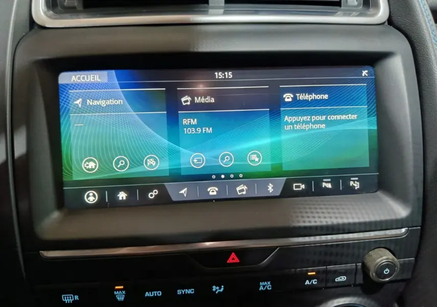 Écran tactile central du tableau de bord du Jaguar E-PACE noir, affichant navigation, média et téléphone.