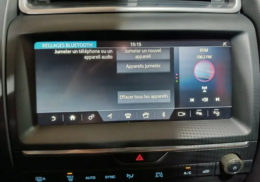 Écran tactile central affichant les réglages Bluetooth dans l’habitacle noir du Jaguar E-PACE P200, vue de face.