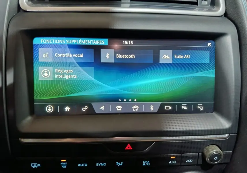 Écran tactile central du tableau de bord du Jaguar E-PACE noir, affichant les fonctions Bluetooth et contrôle vocal.