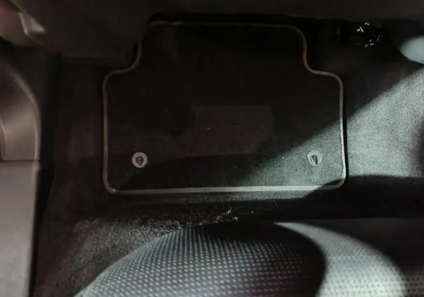 Vue plongeante sur le tapis de sol noir côté passager avant du Jaguar E-PACE 2019 R-DYNAMIC S.