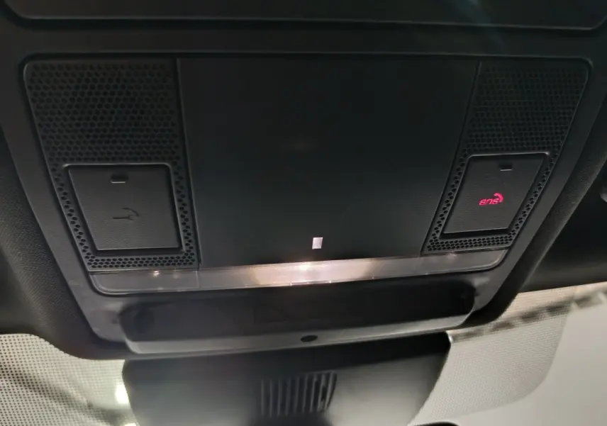 Vue intérieure du plafonnier noir du Jaguar E-PACE 2019 avec commandes d'appel et éclairage intégré.