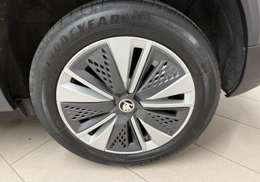 Gros plan sur la roue de secours galette Goodyear avec jante grise et noire du Skoda Karoq 2023.