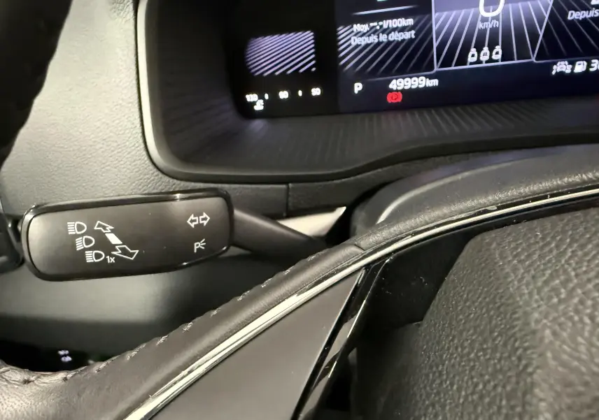 Détail du combiné d'instruments et du commodo gauche du Skoda Karoq 2023, tableau de bord noir.
