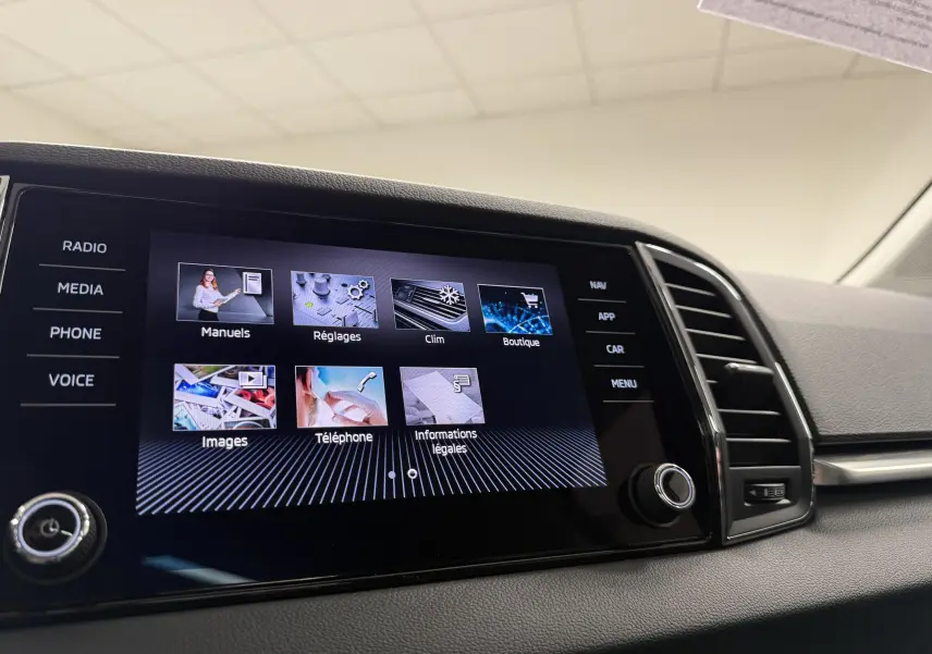 Écran tactile central de la Skoda Karoq 2023 affichant le menu principal, vue intérieure côté droit.