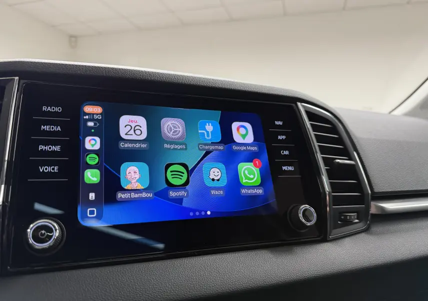 Écran tactile central du tableau de bord du Skoda Karoq 2023, affichant plusieurs applications connectées.
