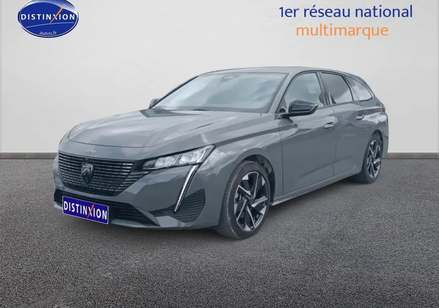 Peugeot 308 SW gris sellenium vue 3/4 avant droit avec jantes alliage et phares LED distinctifs.