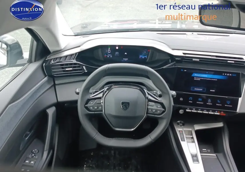 Vue intérieure centrée sur le volant multifonction et le tableau de bord numérique de la Peugeot 308 SW gris sellenium.