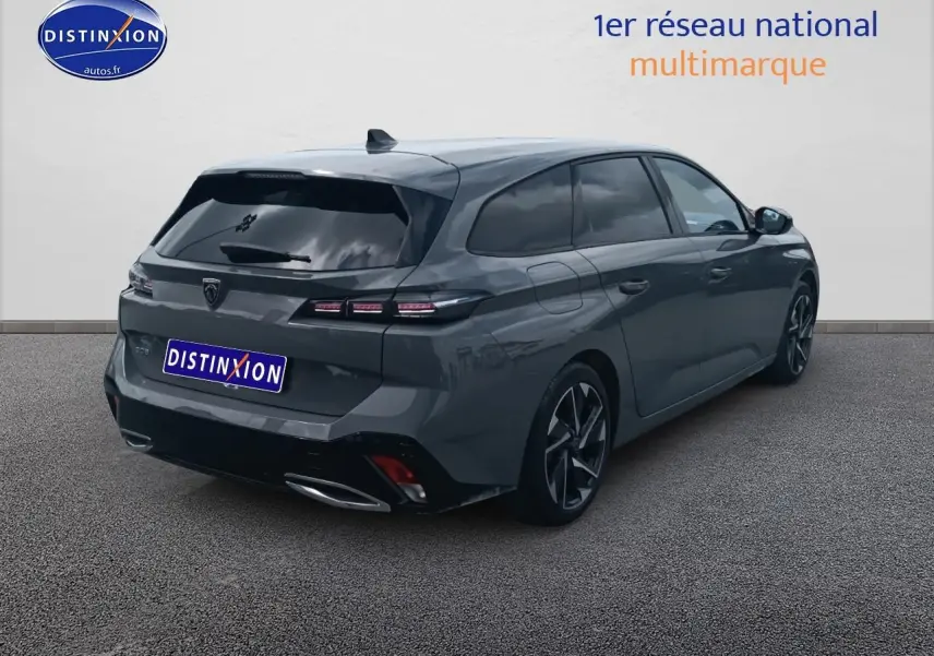 Peugeot 308 SW gris sellenium vue 3/4 arrière droit, feux LED et jantes alliage visibles.