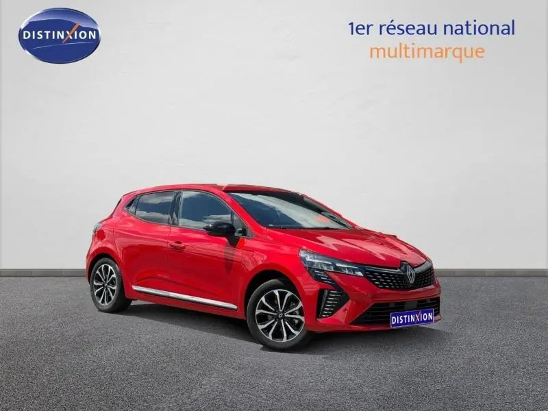 Renault Clio 1.6 E-Tech 145ch rouge flamme vue 3/4 avant droit, avec jantes alliage et calandre distinctive.