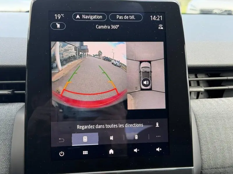 Écran tactile intérieur montrant la caméra 360° de la Renault Clio Rouge Flamme, vue arrière et vue aérienne du véhicule.