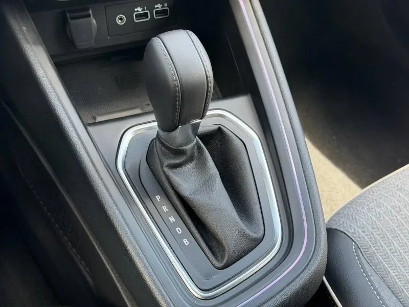 Gros plan sur la commande de la boîte automatique noire de la Renault Clio 1.6 E-Tech 145ch, intérieur moderne avec éclairage d'ambiance.