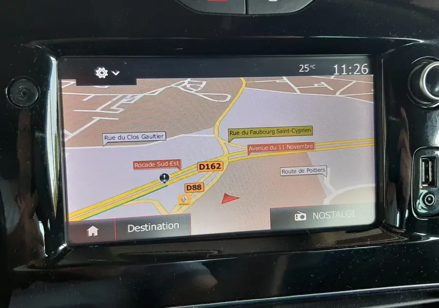 Gros plan sur l'écran tactile noir du système de navigation de la Renault Clio IV 0.9 TCE 90 Intens de 2018.
