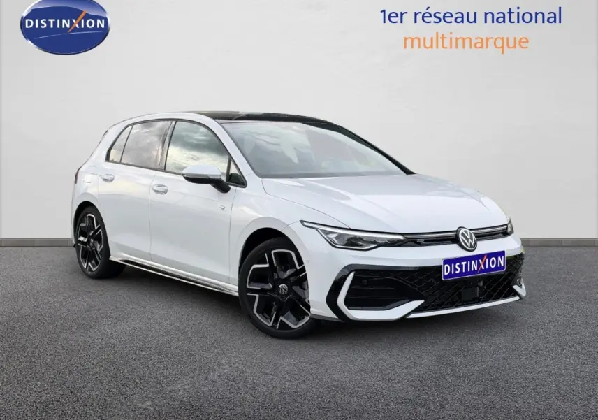 Volkswagen Golf 1.5 eTSI R-Line blanc Oryx nacré vue 3/4 avant avec jantes alu noires et toit panoramique.