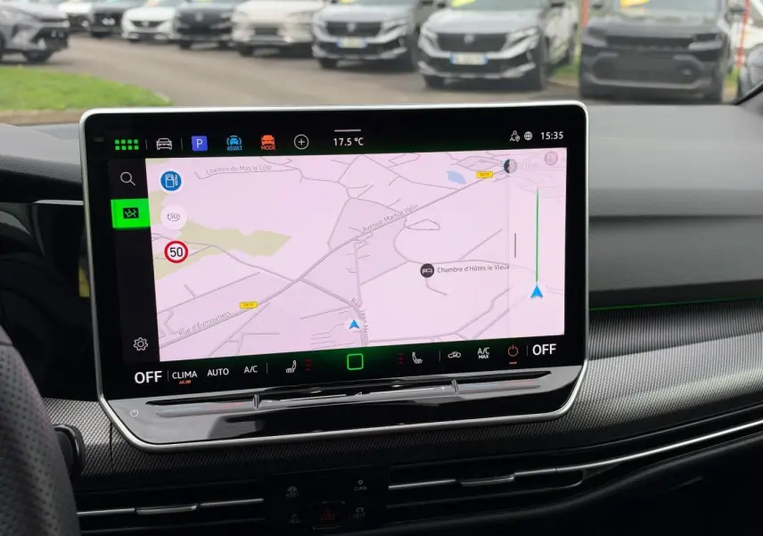 Écran tactile central du tableau de bord de la Volkswagen Golf 1.5 eTSI R-Line 2025 avec navigation affichée.