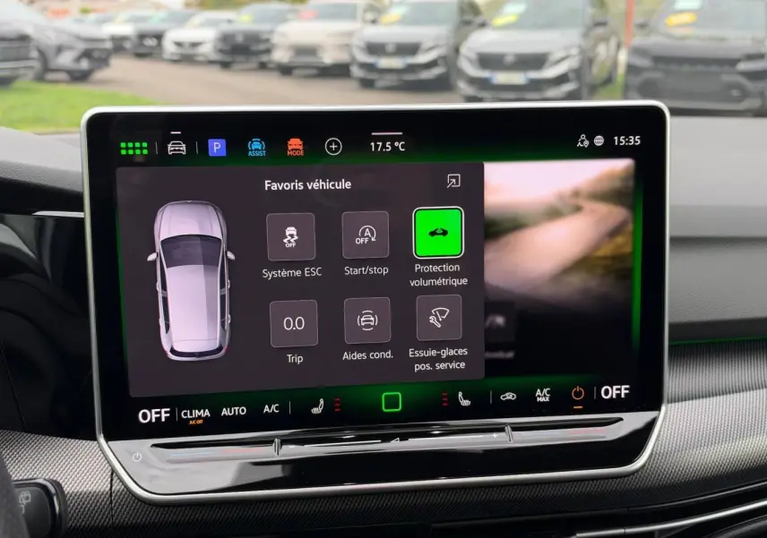 Écran tactile intérieur de la Volkswagen Golf blanc Oryx nacrée, affichant les options d’assistance au conducteur.