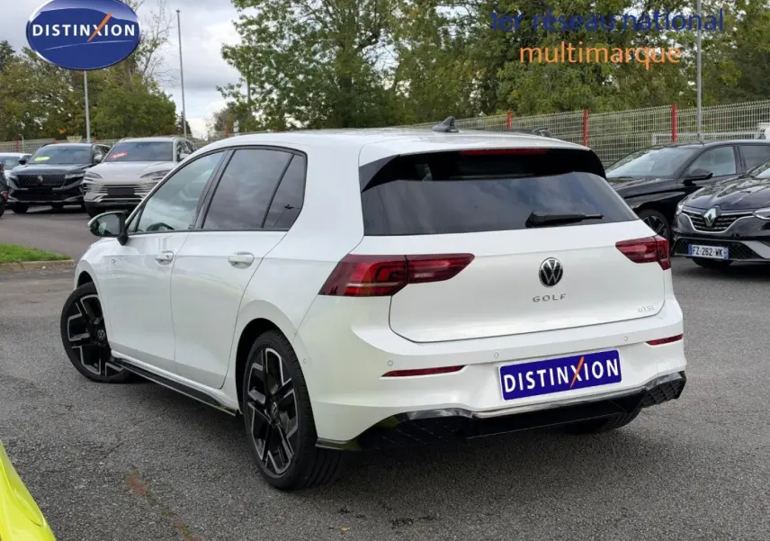 Volkswagen Golf 1.5 eTSI R-Line blanc oryx nacré vue 3/4 arrière droit avec jantes noires distinctives.