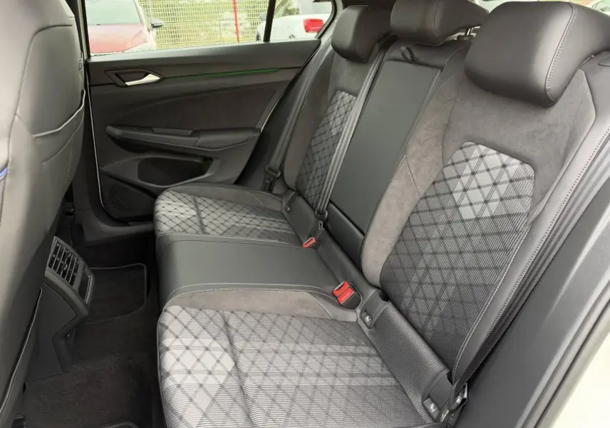 Vue côté droit de la banquette arrière gris anthracite avec motifs géométriques de la Volkswagen Golf 2025.