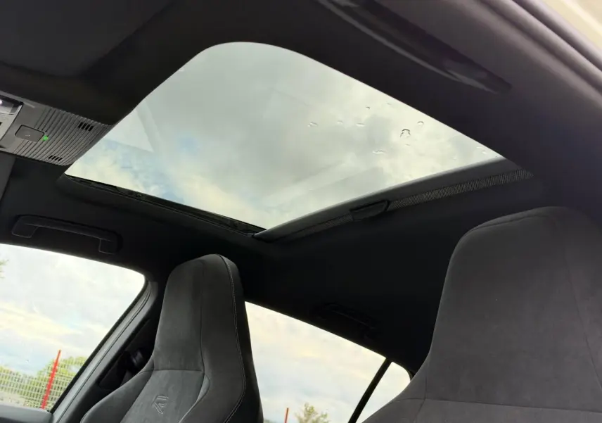 Vue intérieure du toit ouvrant panoramique et des sièges sport gris anthracite de la Volkswagen Golf 1.5 eTSI R-Line 2025.